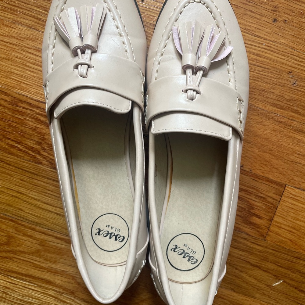 Elegant Cream Tassel Loafers, NEW never worn